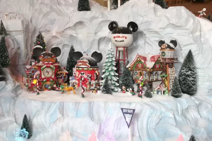 Disney's Yacht Club Christmas Display Hidden Mickey